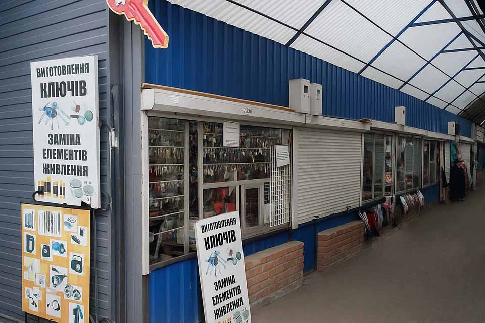 Вхід до майстерні Keymaker біля метро Лівобережна